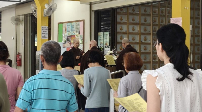 大众也跟随法师们移步到三圣殿,进行回向。