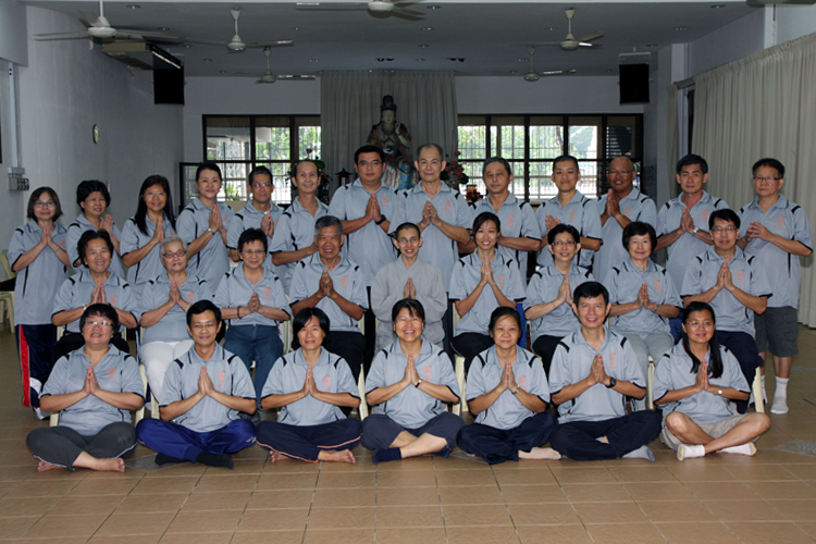 部分太极班学员与真醍法师、邓敬荣教练及李玲葑教练合照