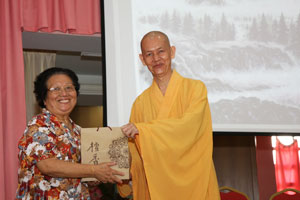 唯悟法师赠送礼品予金碧霞博士.