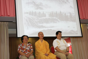 中间为唯悟法师,两侧为比赛的评审,金碧霞博士(左)以及吴美润女士(右).