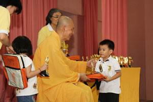 某4岁小朋友上台领奖.