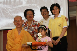 某小朋友上台领奖.