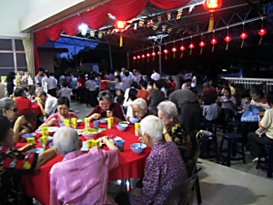 岁末团圆晚宴热闹场面