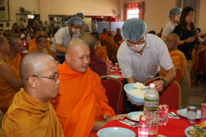 义工给南传法师盛饭