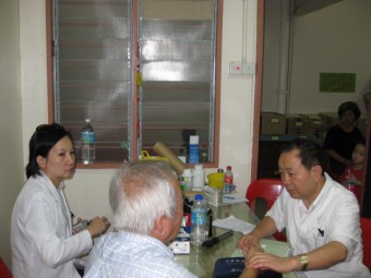 耒自新加坡光学师林秋霞硕士也参与义诊