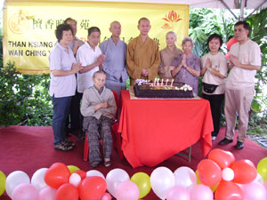 檀香寺住持和法云法师等上台切蛋糕 WCYC_PJ2.jpg