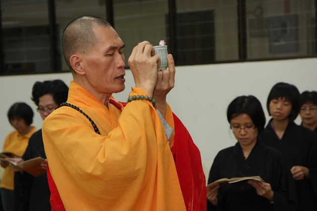 真如法师主持福慧灯洒净