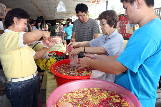 爱心家族包花水