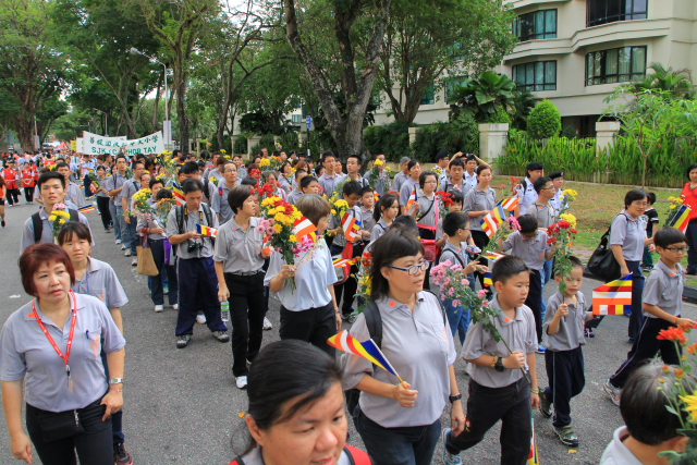 参加卫塞节游行