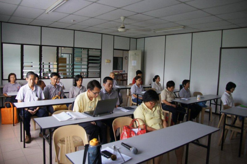 在家护僧团聚会。在聚会上大家聆听师父的慈悲开示,从中获得教义对人生的启发。之后,我们会在一起用餐,培养佛友之间的感情,互相分享对佛法的心得。