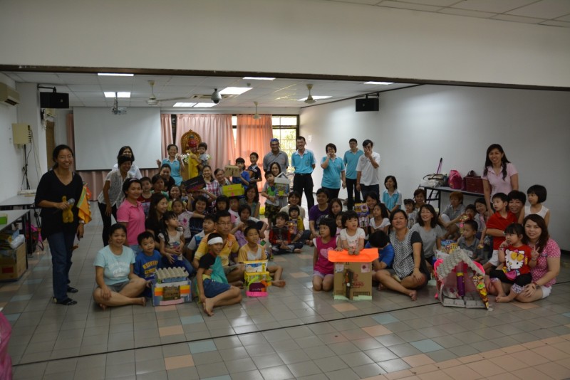 戏剧互动乐I大合照:翠妮老师与Shyuen老师带领大家一同进入糖果屋的故事过后让家长孩子一起制作糖果屋。