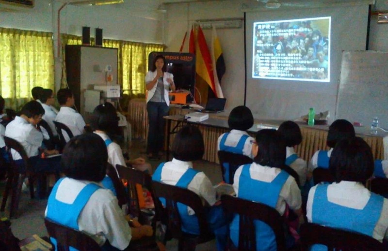 依凌导师在讲解给学生听