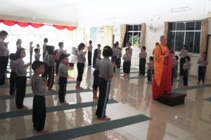 大众一起唱诵经文