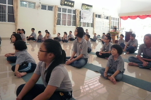 大众专注聆听法师开示