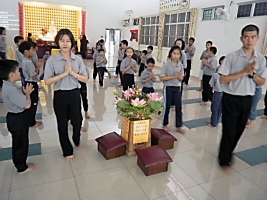 爱心老师带领小菩萨出班浴佛