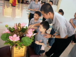 联忠老师教导小菩萨浴佛