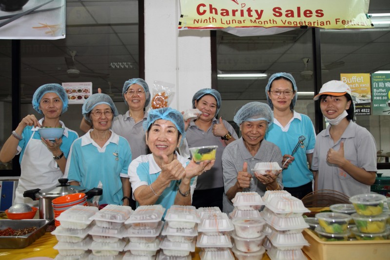 内心的富有才是真正的富有,人生的意义在于能为社会贡献一份力量。我们使出浑身解数的烹饪功夫为檀香九月素食义卖准备素食佳肴。