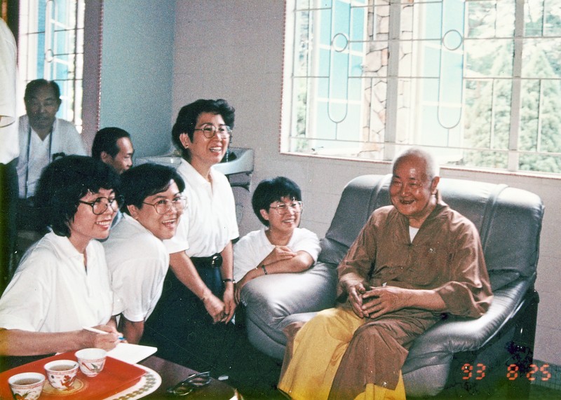 孝道与师道乃为人最基本价值观念。伯圆长老为传授法术予唯悟法师之人,可谓唯悟法师之师父也。一日为师终生为父,我们跟随唯悟法师佛学的义工们也常到湖滨精舍探访师公——伯圆长老,嘘寒问暖,尽孝道与师道。