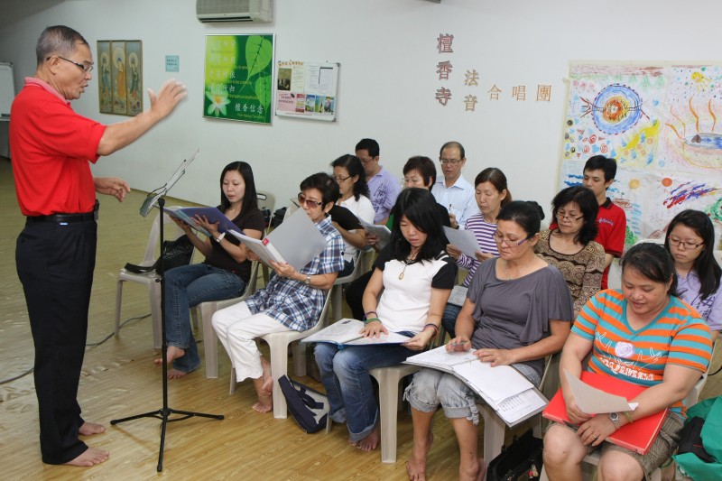 合唱团例常练习。团员们岁也渐渐上了年纪,对歌唱的热情仍不减当年。我们唱的不是歌,是梦想!你听到的不是歌声,是我们那热爱歌唱炽热的心声!