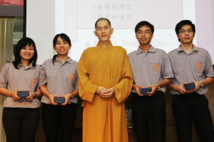 真如法师颁发纪念品予善友之家住众
