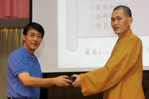 真如法师颁发纪念品予锦畅师兄