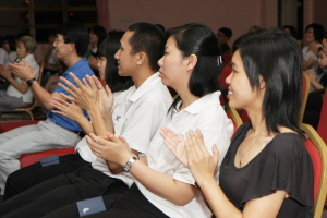 听众们给予表演嘉宾热烈掌声