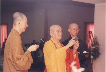 长老于1997年在檀香寺住持唯悟法师陪同下为本寺大行殿普贤菩萨主持开光说法