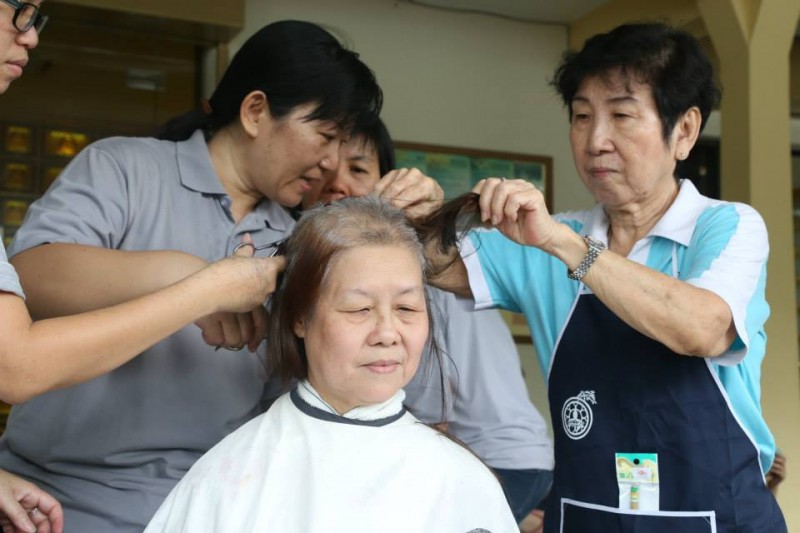 精进学佛,放下杂念只为修一颗清净之心。我们为准备短期出家的老菩萨落发,一根根发丝犹如万千根烦恼,愿老菩萨修行得果。