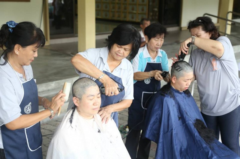 贯彻佛法,解行并重;短期出家,精进修佛。我们为短期出家的在家众落发,愿他们在学佛中有所觉悟与获得。