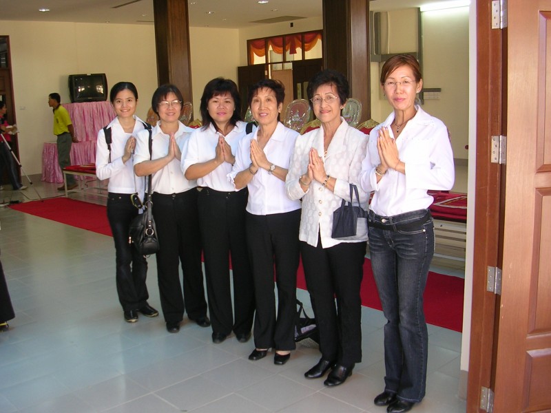 我们深感荣幸地出席国际佛教大学开幕典礼。十年树木,百年树人。兴办教育、培育人才是一个长久之计。愿学子们在这里能茁壮成长为一棵棵为佛教事业庇荫的参天大树。