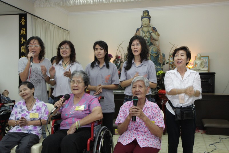 唱吧,把郁闷抒发出来;高歌吧,把欢乐的心情表现出来!在晚晴苑16周年纪念当天,我们陪伴老菩萨们一同欢乐歌唱。