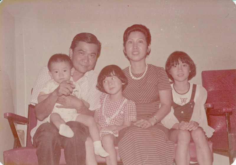 带点调皮逗比的丈夫、我羞答青涩的青春笑颜。三个孩子们都是我从丈夫那收过最美的情书。咔擦!这就是我们绝版珍藏的全家福。