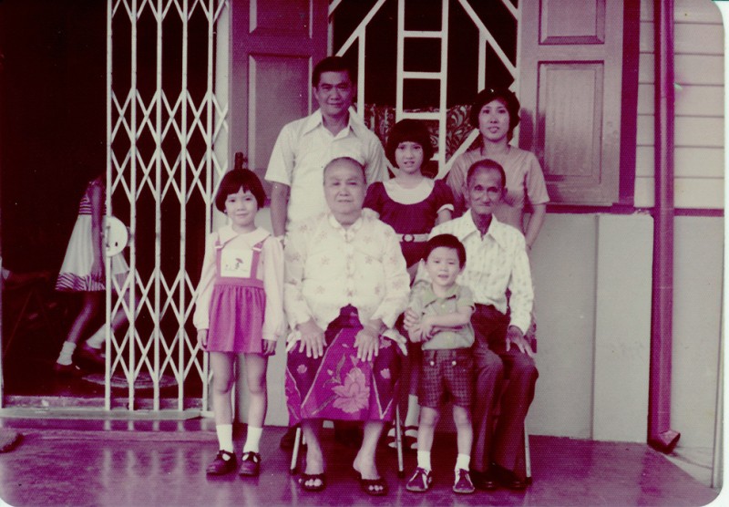 相机是一种能让时间停滞的法器。我们一家大小与家公家婆的容颜定格于这小小的照片上。