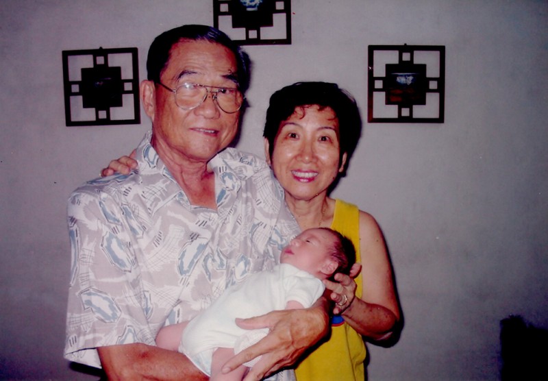 家中首度弄璋之喜,我两老终于升级当阿公阿麽了。金孙啊金孙,无须惊,阿公阿麽在大厅!