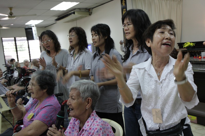 你唱歌儿我来和,我们人老声不老,我仍能唱出一番沧海桑田的味道!在晚晴苑16周年纪念当天,我们给老菩萨们欢喜伴唱。