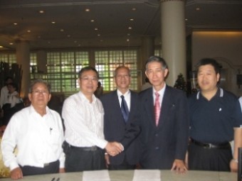 本会顾问余根铨医师与怡保仁爱中医学院院长陈贵荣硕士见证 063.jpg