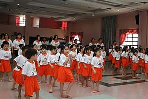 孩子们尽情地投入团康活动 002.jpg