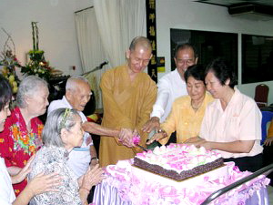 住持与老菩萨代表切蛋糕 003b.jpg