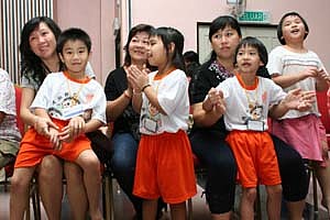 母亲对孩子呵护备至 004.jpg