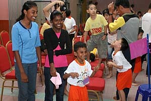 异族同胞笑得多灿烂 010.jpg