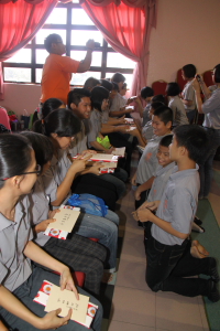 物轻情意重,感恩老师及爱心爸妈们对我们的呵护与教导。