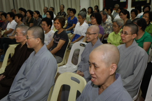 法师们也对继灯法师幽默风趣的说法方式发出会心的微笑