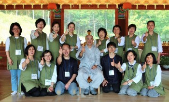 與月瑚法師及義工們合影