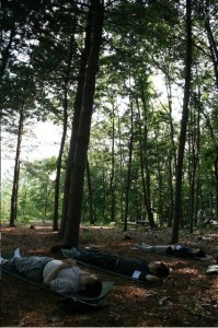 静坐结束后躺下来让身心与大自然融为一体