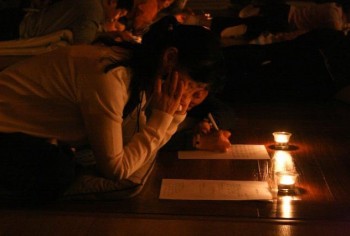 在燭光下撰寫遺囑