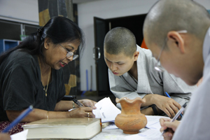 国际佛教大学教授指导研究生