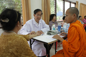 慈爱赠医施药队为国佛大师生及当地居民提供医药服务