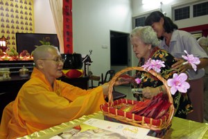 真信法师分发法语红包和檀香电子报给共修者