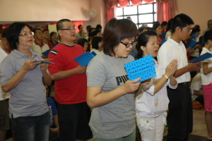 大众一心恭诵《佛说盂兰盆经》