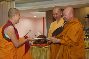 参亮长老颁发证书予参加僧伽培训课程之英文组法师代表